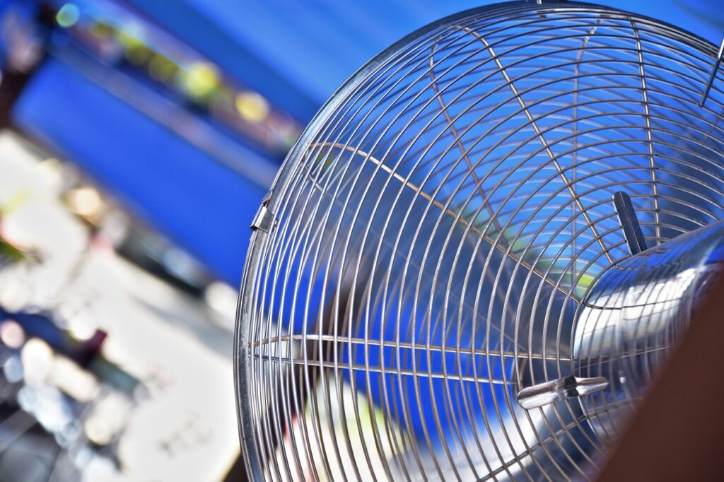 Vodná hmla vs. ventilátor: Ktoré ochladenie je pre vás to pravé?